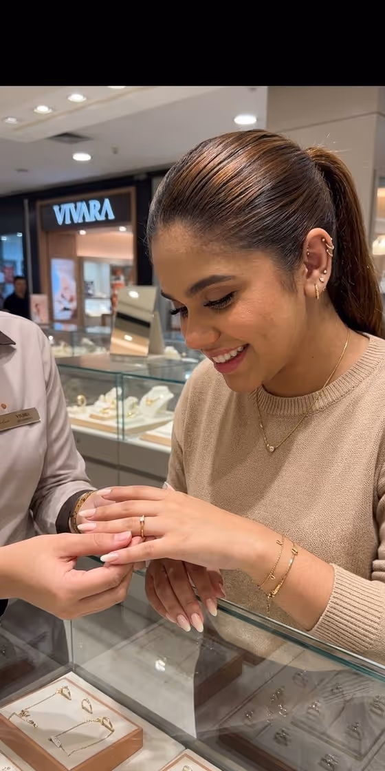 Jewelry Try-On Moment