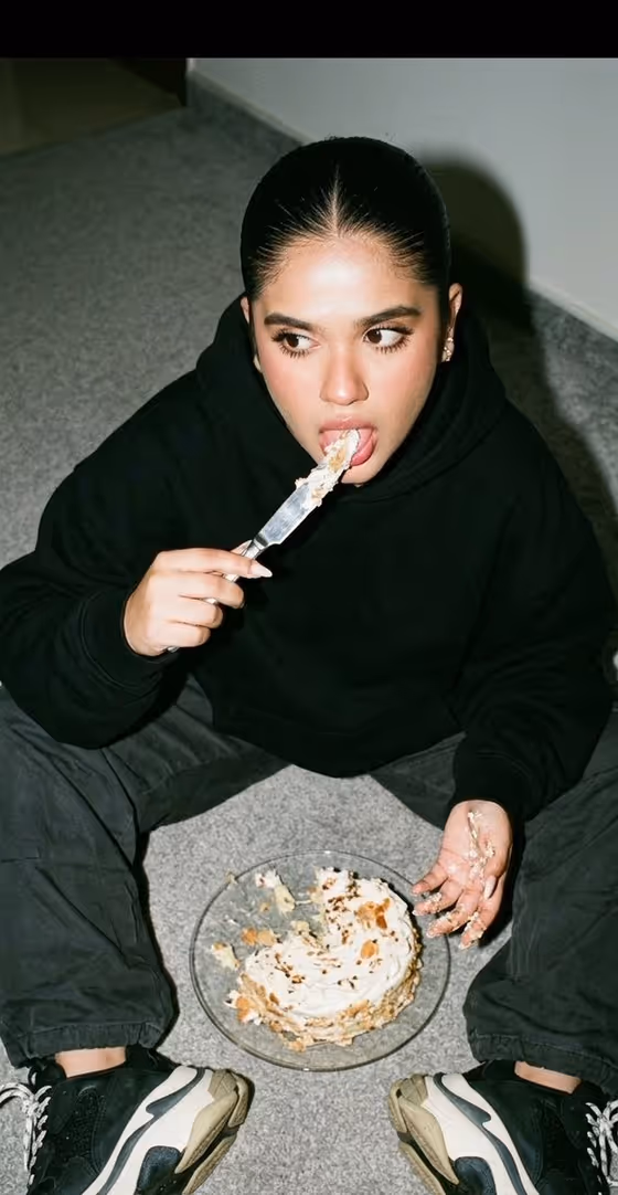 Street Glamour Cake Knife Portrait